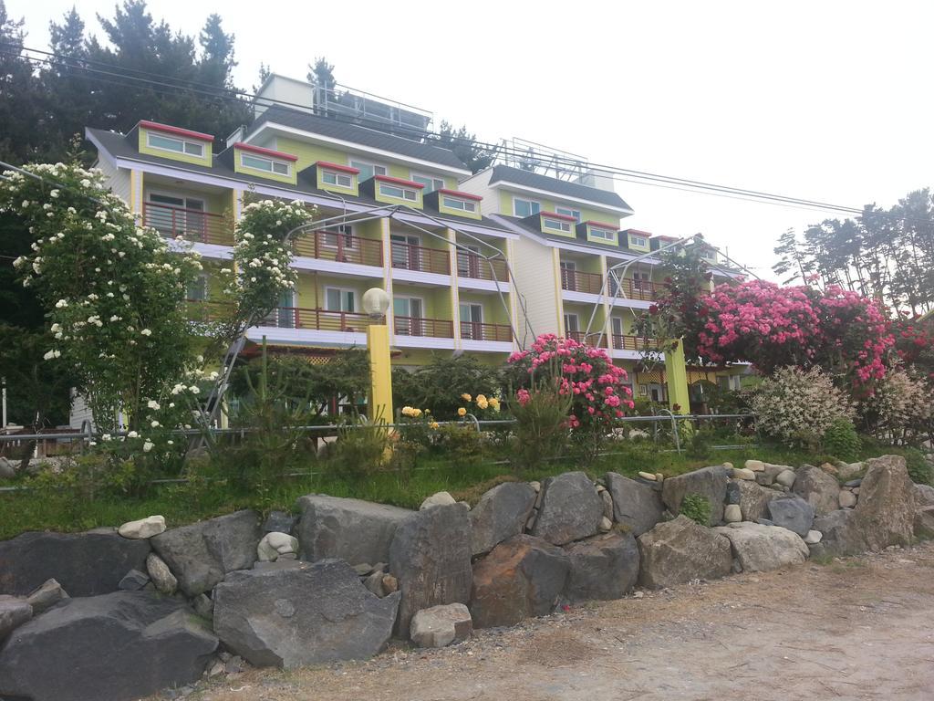 Yongdu Beach Pension Порён Экстерьер фото