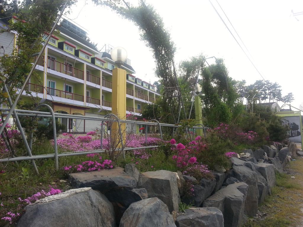 Yongdu Beach Pension Порён Экстерьер фото