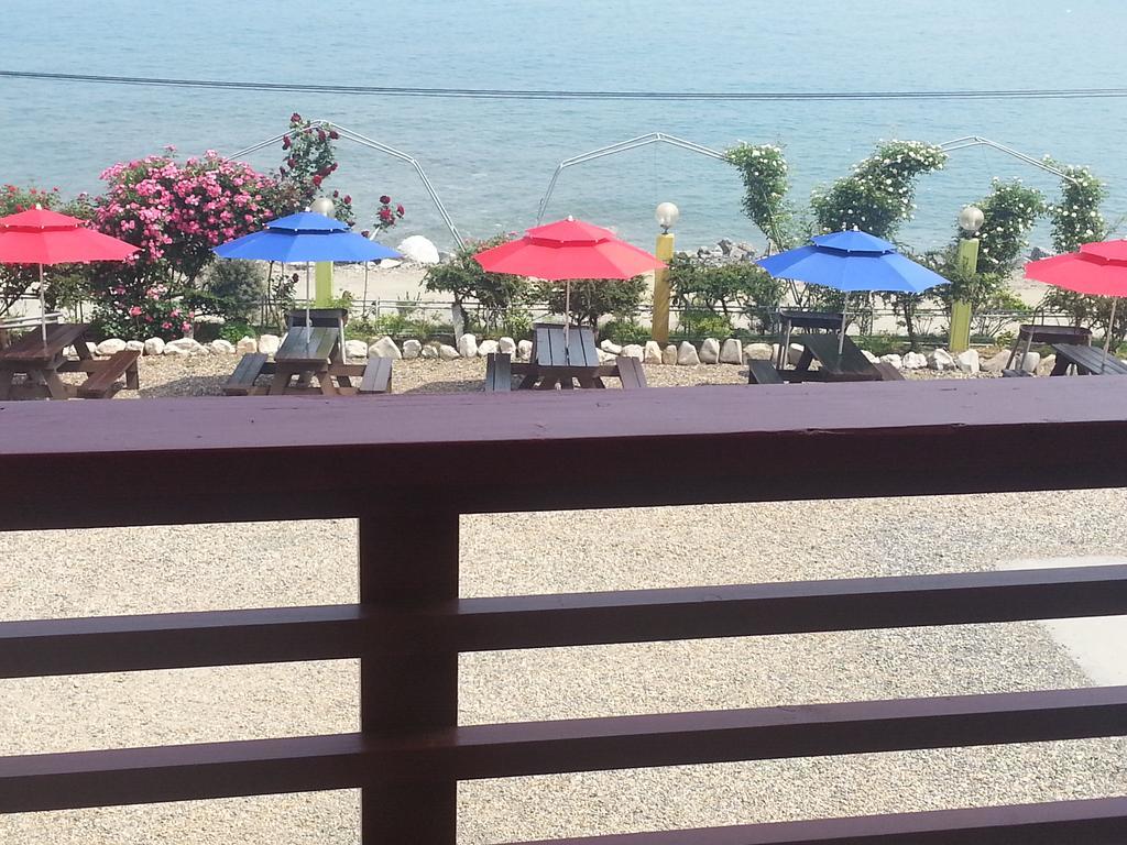Yongdu Beach Pension Порён Экстерьер фото