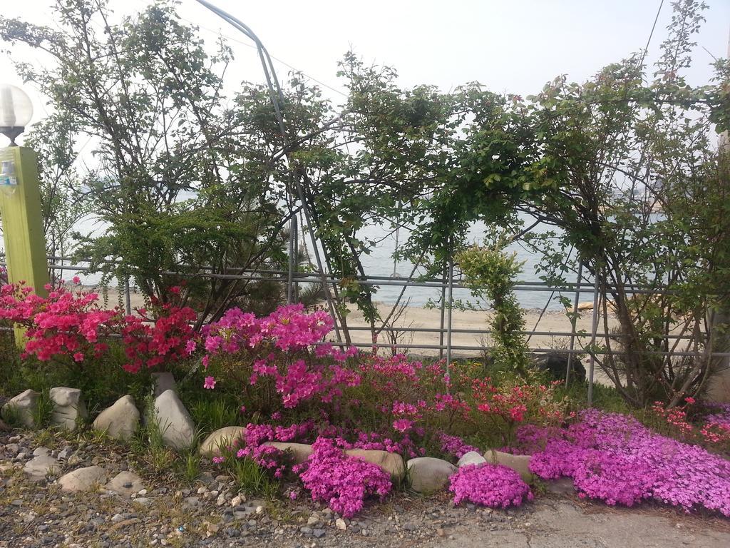 Yongdu Beach Pension Порён Экстерьер фото