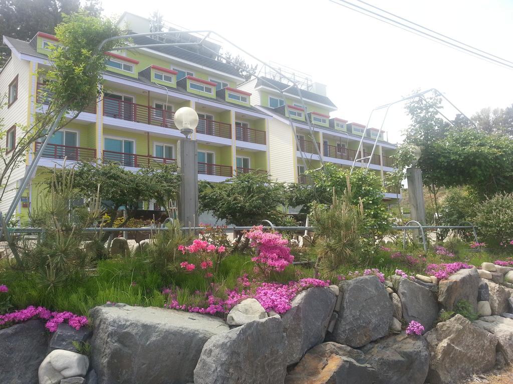 Yongdu Beach Pension Порён Экстерьер фото