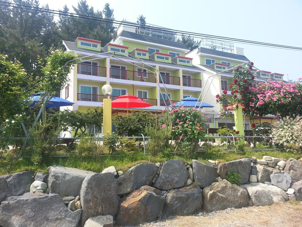 Yongdu Beach Pension Порён Экстерьер фото