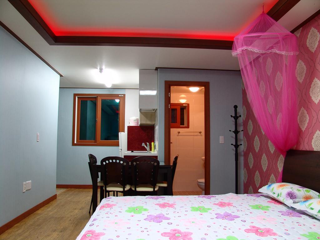 Yongdu Beach Pension Порён Экстерьер фото