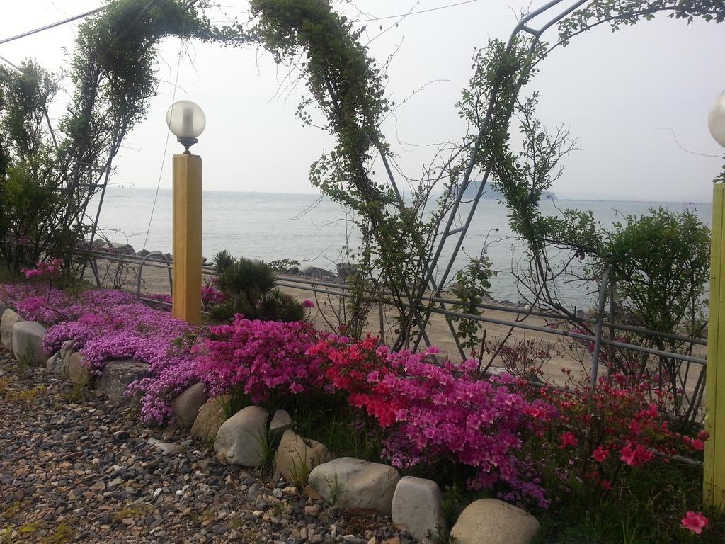 Yongdu Beach Pension Порён Экстерьер фото
