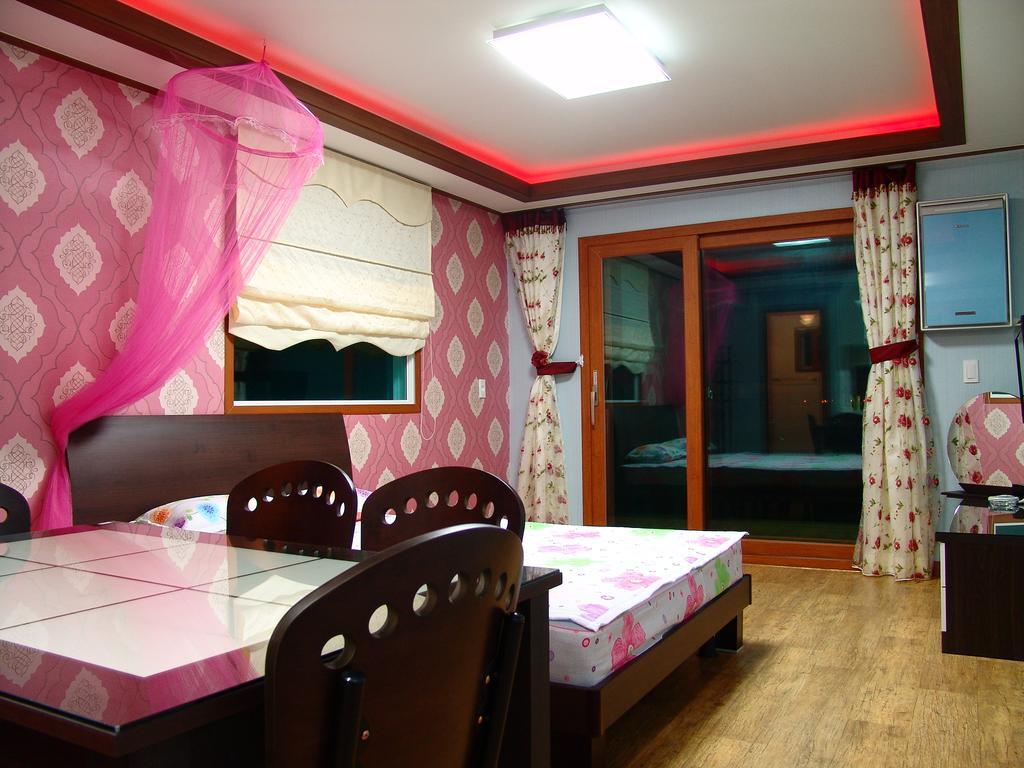 Yongdu Beach Pension Порён Экстерьер фото