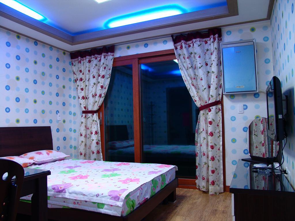 Yongdu Beach Pension Порён Экстерьер фото