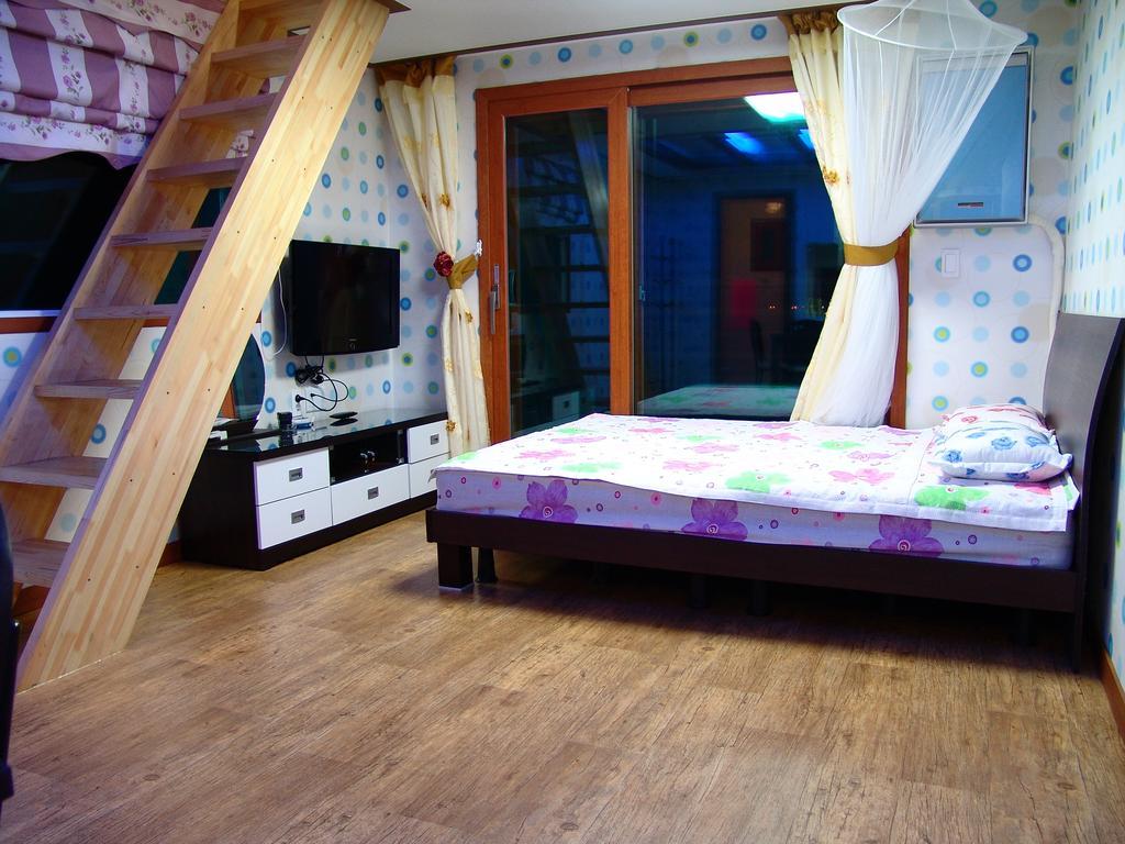 Yongdu Beach Pension Порён Экстерьер фото