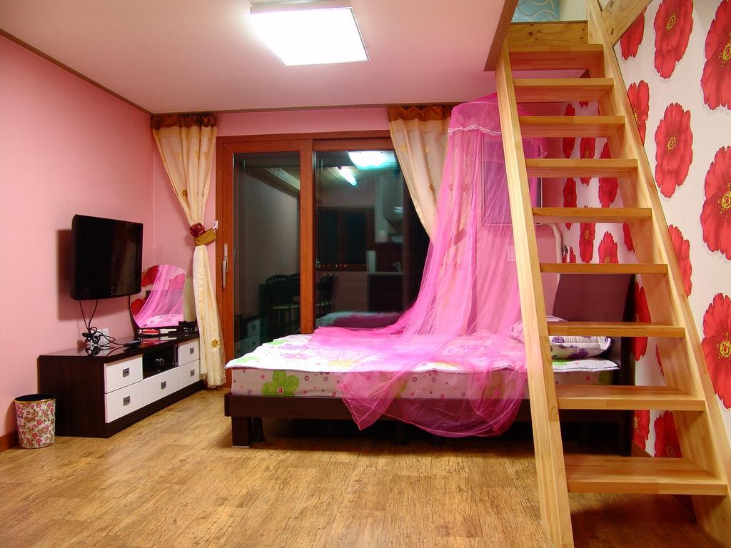 Yongdu Beach Pension Порён Экстерьер фото
