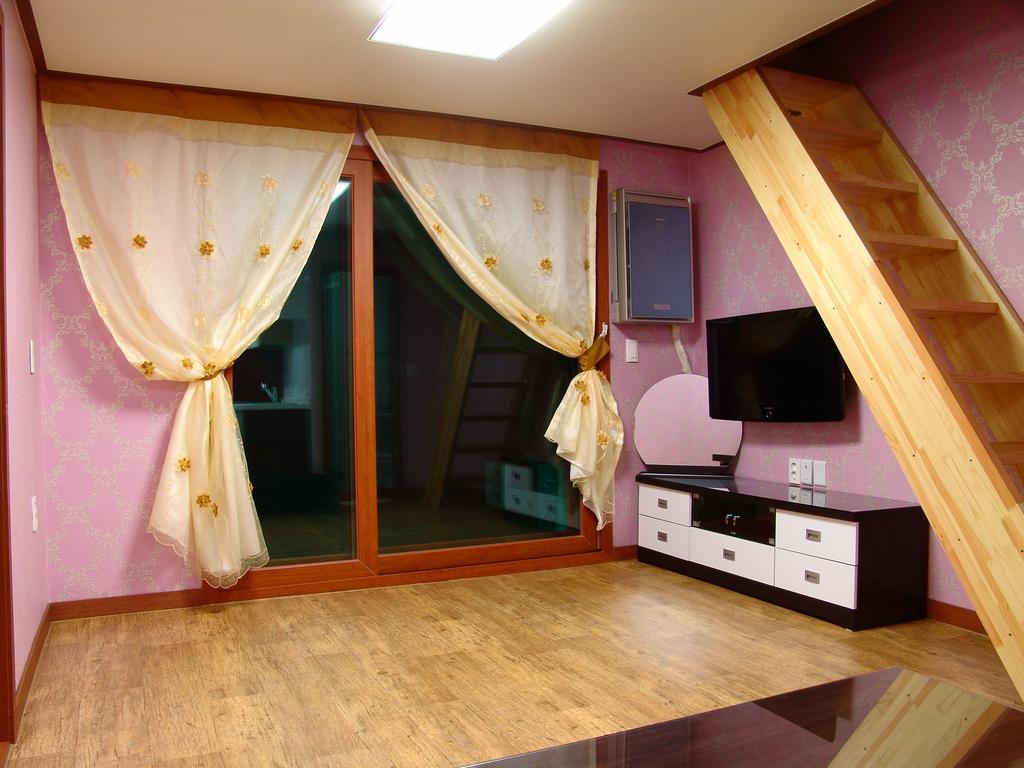 Yongdu Beach Pension Порён Экстерьер фото