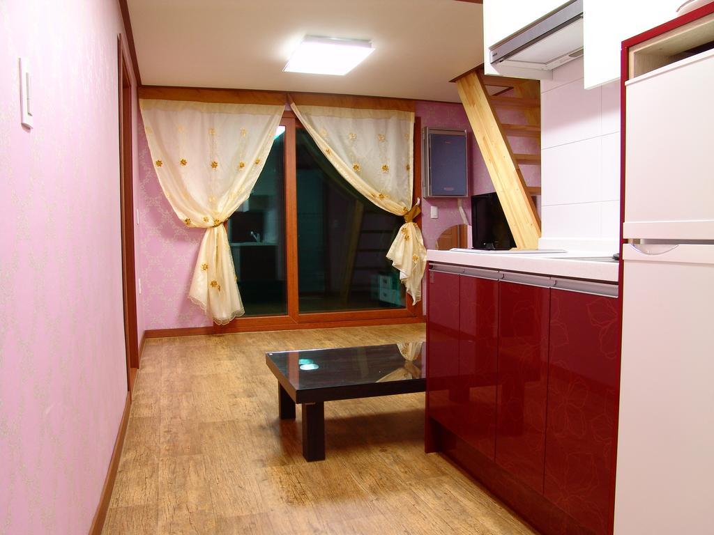 Yongdu Beach Pension Порён Экстерьер фото