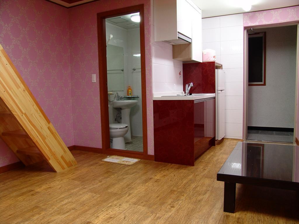 Yongdu Beach Pension Порён Экстерьер фото